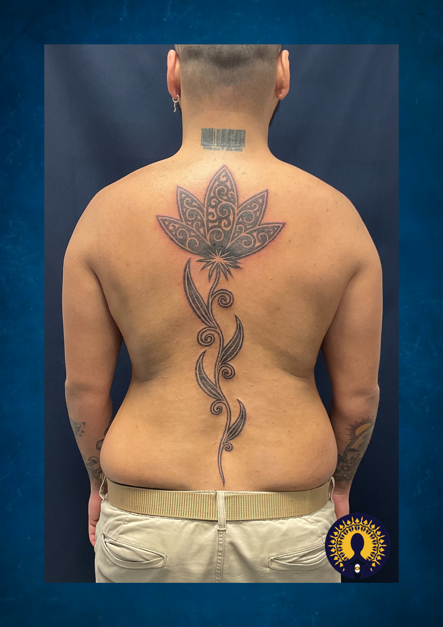 tatouage fleur dos dotwork pointillisme tribal